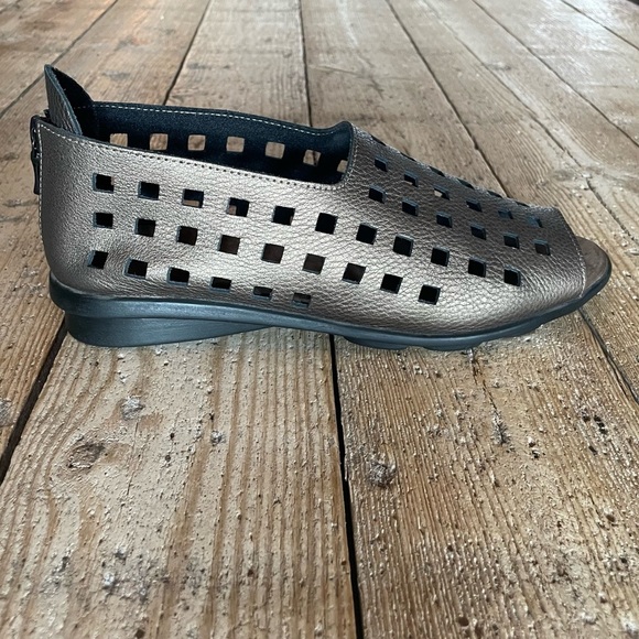 Arche Drick Slip On Brown Bronze Leather Sandal Flat Open Toe Laser Cut Sz39 US8 - Picture 3 of 11